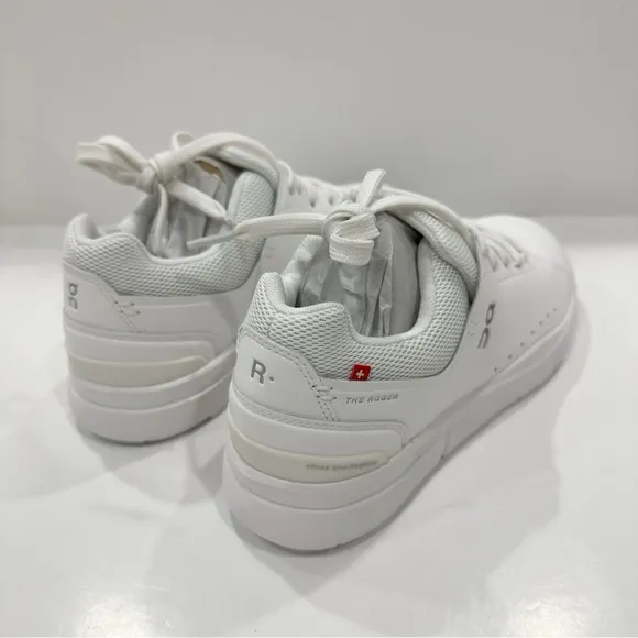 On Running The Roger Advantage Women’s Leather Sneakers