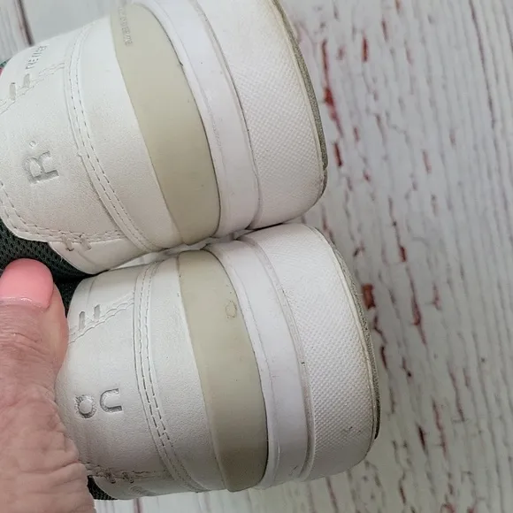 ON RUNNING The Roger White and Green Leather Sneakers Women's Size 7
