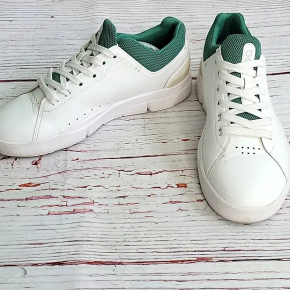 ON RUNNING The Roger White and Green Leather Sneakers Women's Size 7