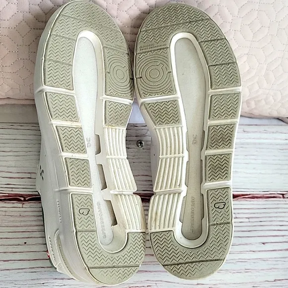 ON RUNNING The Roger White and Green Leather Sneakers Women's Size 7
