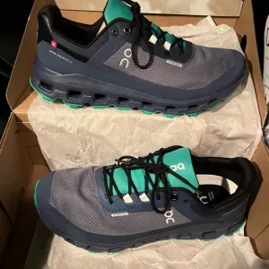 On Running waterproof CloudVista navy Gray Sneakers size EU 41 new in box!