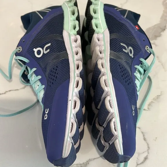 ON RUNNING WOMEN'S CLOUDFLOW DAWN/ JADE Size 7 Light weight Running Sneakers