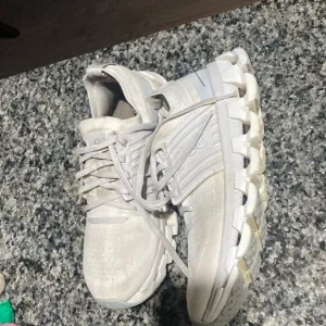 ON Cloudswift3 Women’s 8,5 runnnig sneakers