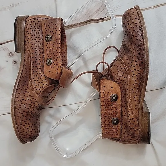 Patricia Nash Sabrina Perforated Leather Bootie Shoes Brown size 8.5 Women's