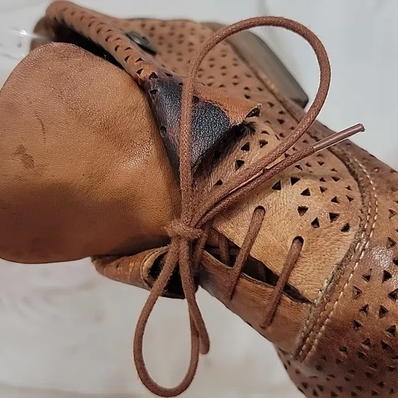 Patricia Nash Sabrina Perforated Leather Bootie Shoes Brown size 8.5 Women's