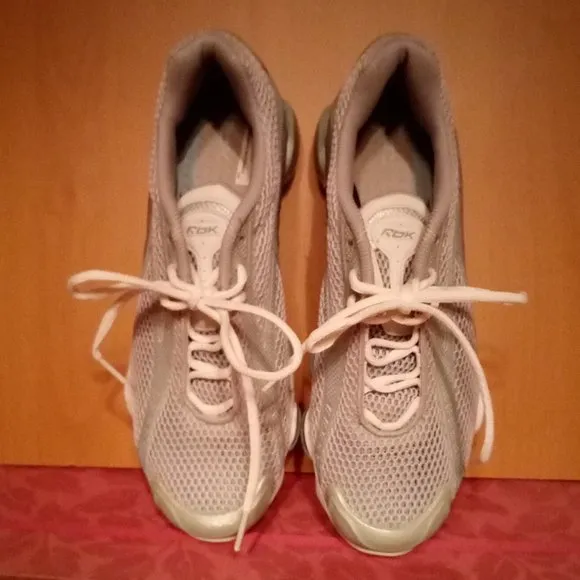 Reebok Air-Cushioned Sneakers  RARE Vintage - Worn Once Indoors