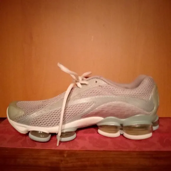 Reebok Air-Cushioned Sneakers  RARE Vintage - Worn Once Indoors
