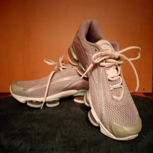 Reebok Air-Cushioned Sneakers  RARE Vintage - Worn Once Indoors