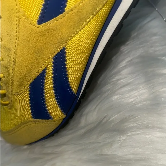 Reebok Women’s Yellow and Blue Sneakers Size 8