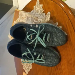 Sea foam green blue under Armour 8.5 women tennis shoes