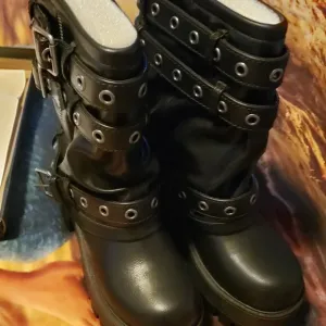 size 9 Darker Wavs boots