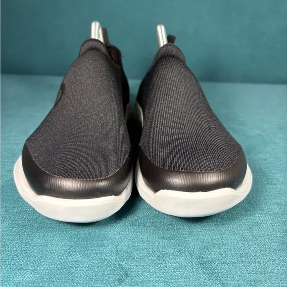 Size 9.5 - Women’s OOFOS OOmg Sport slip on shoes