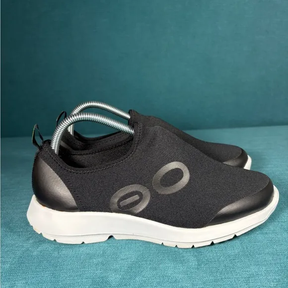 Size 9.5 - Women’s OOFOS OOmg Sport slip on shoes