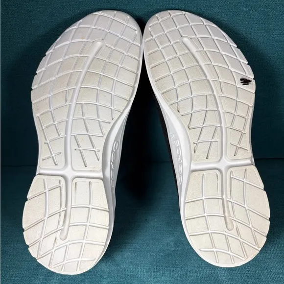 Size 9.5 - Women’s OOFOS OOmg Sport slip on shoes