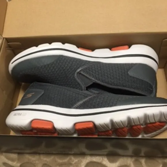 Skechers Men's GO WALK 5 Slip-On Shoes  Size 8.5  NEW IN BOX