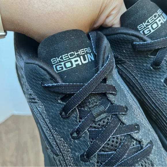 Skechers Ultra Go Run Max Cushion Running Shoe Black Sneakers Size 10