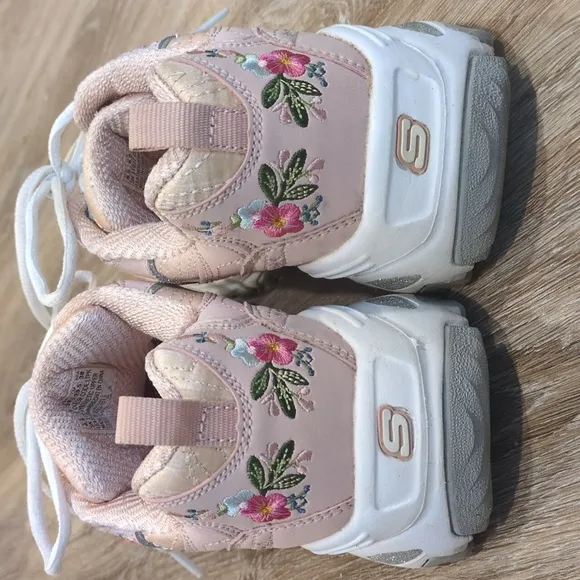 Skechers Women's Pink Floral Sneakers size 8.5