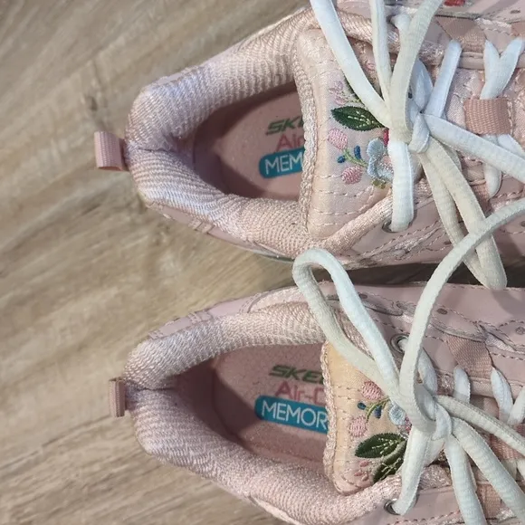 Skechers Women's Pink Floral Sneakers size 8.5