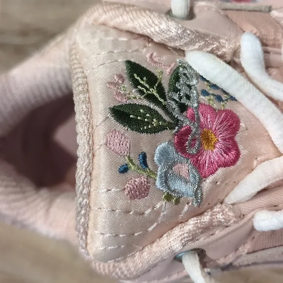 Skechers Women's Pink Floral Sneakers size 8.5