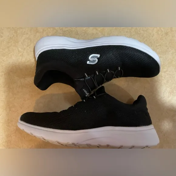 Sketchers: men’s black n white size 11 active wear,sporty gym, trainer sneakers.