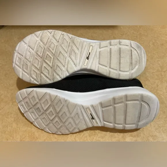 Sketchers: men’s black n white size 11 active wear,sporty gym, trainer sneakers.