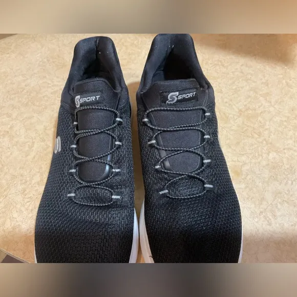 Sketchers: men’s black n white size 11 active wear,sporty gym, trainer sneakers.