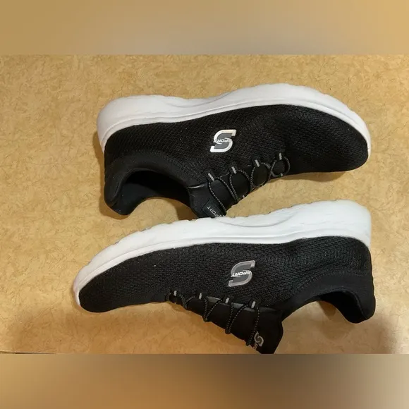 Sketchers: men’s black n white size 11 active wear,sporty gym, trainer sneakers.