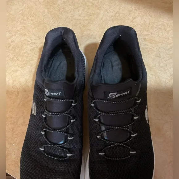 Sketchers: men’s black n white size 11 active wear,sporty gym, trainer sneakers.
