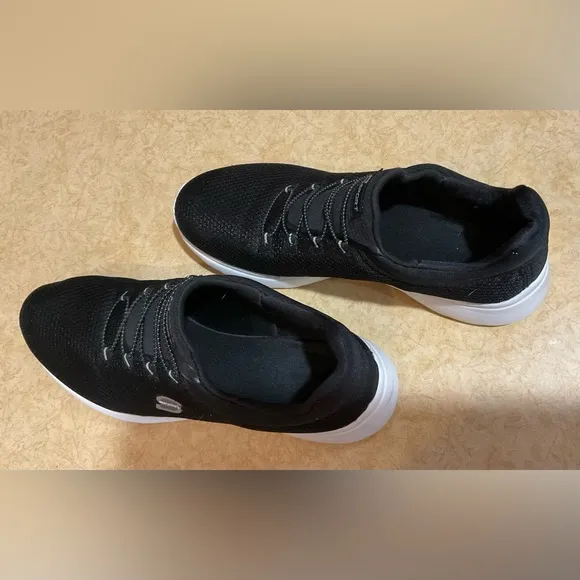 Sketchers: men’s black n white size 11 active wear,sporty gym, trainer sneakers.