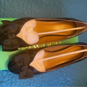 Solid black patent J Renée bow low pumps heels shoes, size 9.5 W