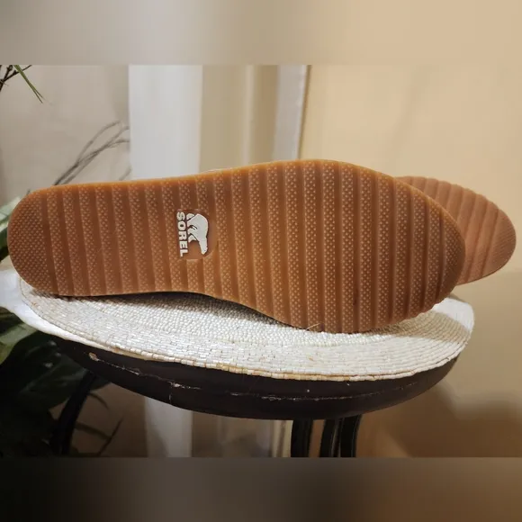 SOREL  ELLA SLIP-ON METALLIC PIlegant  Shoes rose gold siz 8.5 New condition.