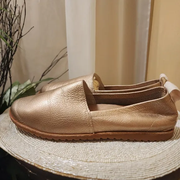 SOREL  ELLA SLIP-ON METALLIC PIlegant  Shoes rose gold siz 8.5 New condition.