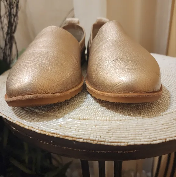SOREL  ELLA SLIP-ON METALLIC PIlegant  Shoes rose gold siz 8.5 New condition.