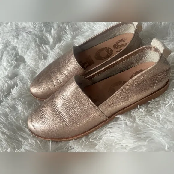 SOREL  ELLA SLIP-ON METALLIC PIlegant  Shoes rose gold siz 8.5 New condition.