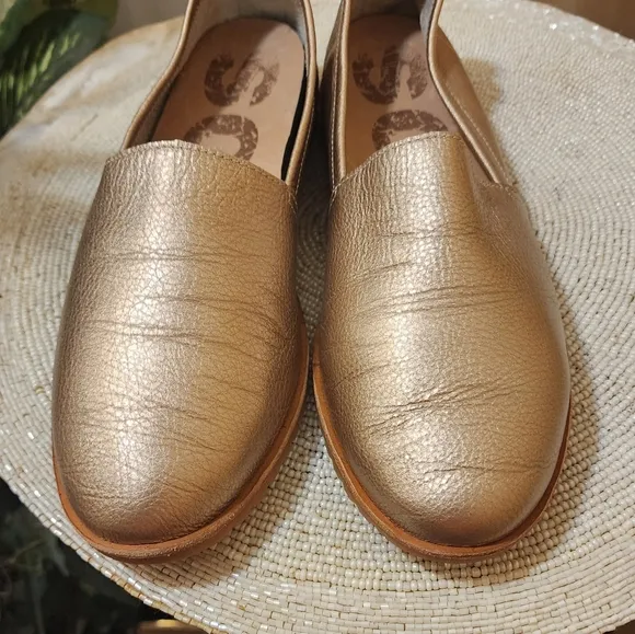 SOREL  ELLA SLIP-ON METALLIC PIlegant  Shoes rose gold siz 8.5 New condition.