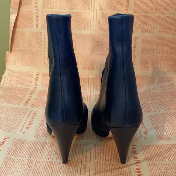 Stuart Weitzman atomic Slip on boots size 7 black