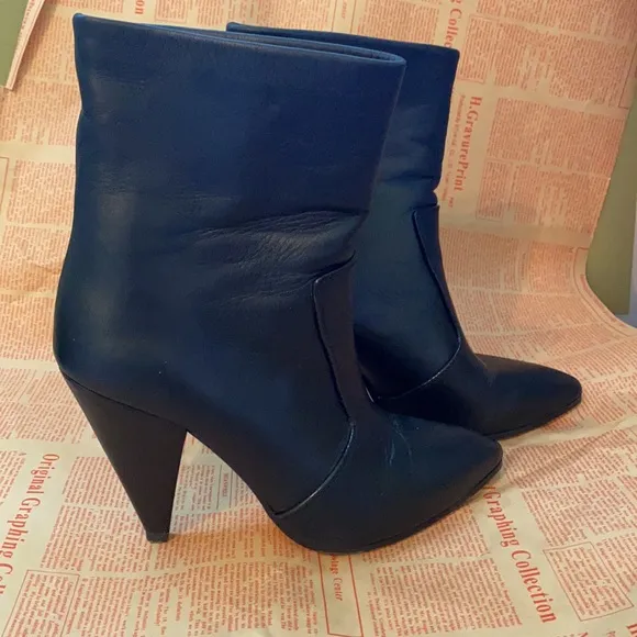Stuart Weitzman atomic Slip on boots size 7 black