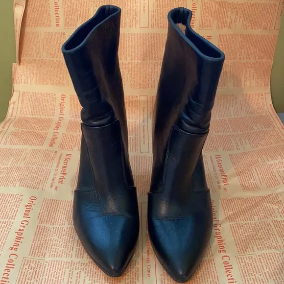 Stuart Weitzman atomic Slip on boots size 7 black