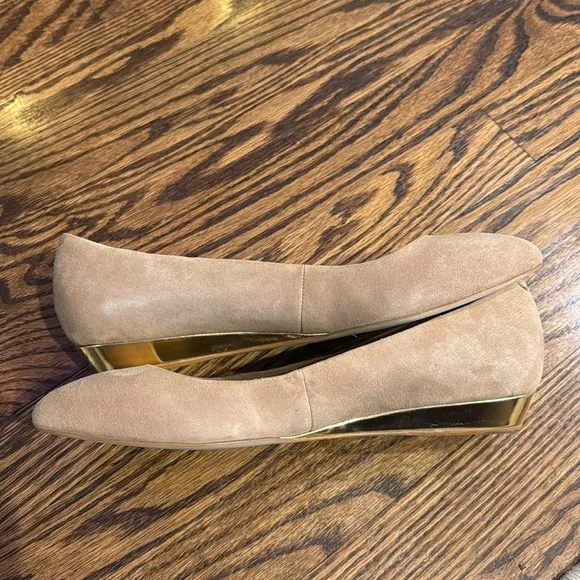 TALBOTS 8.5 Mila palomino neutral suede gold wedge flat shoes slip on