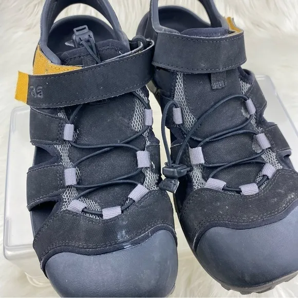 TEVA HIKING SANDALS SIZE 10 MAN