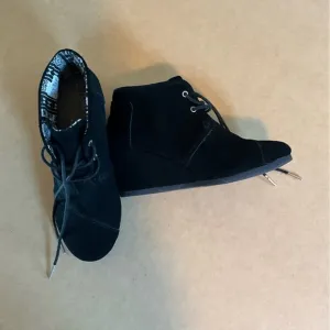 TOMS Wedge Desert Kala Ankle Boot Shoes Suede Wedge Booties Size 8