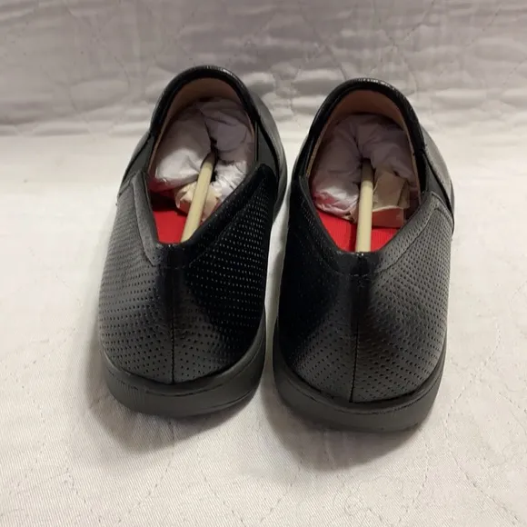 Trotters size 7w women’s slip on shoes