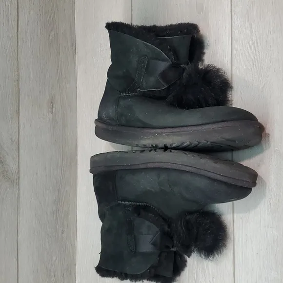 Ugg Australia Women Gita Ankle Pom Pom Leather Boots shoes sz 8