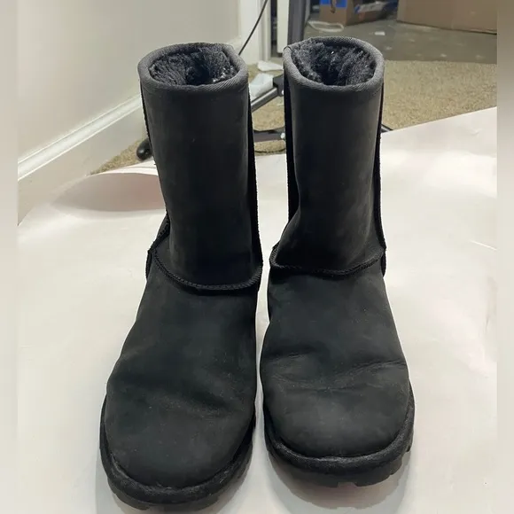 UGG Essential Short Leather Boot Sz 10 Black Water Resistant