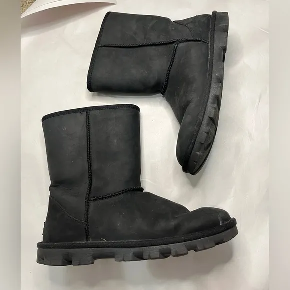 UGG Essential Short Leather Boot Sz 10 Black Water Resistant