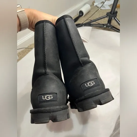 UGG Essential Short Leather Boot Sz 10 Black Water Resistant