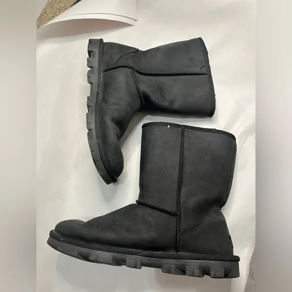 UGG Essential Short Leather Boot Sz 10 Black Water Resistant