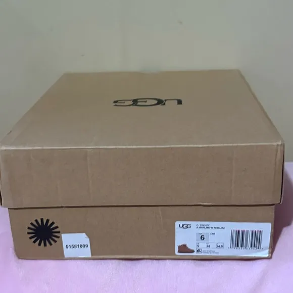 UGG Highland Hi Heritage Sneaker/Boot Big kid size 6/38 new in box