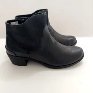 Ugg Women's Penelope Boots
