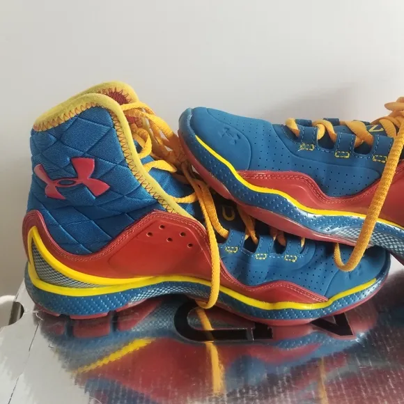 Under armour Boys shoes Athletic size 7Y 1240904-485